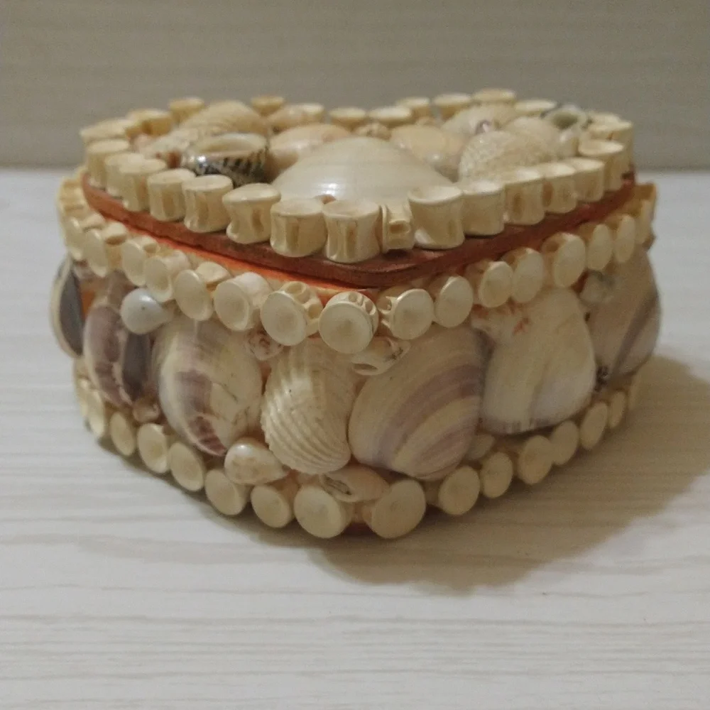 Vintage 1950s Davar Taiwan Whale Seashell Chained Jewelry Box